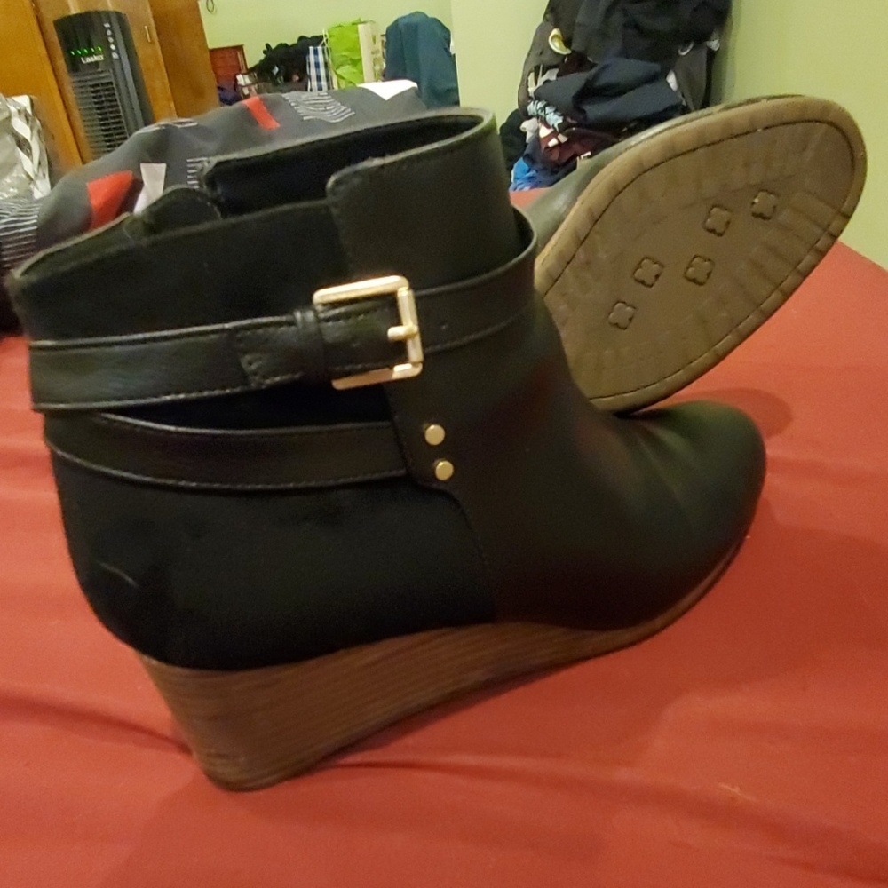 Black wedges